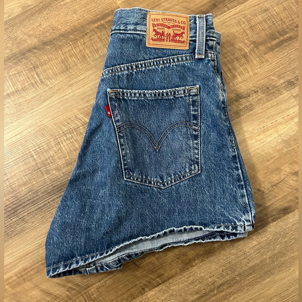 - Levi High Waisted Mom Shorts Size 30